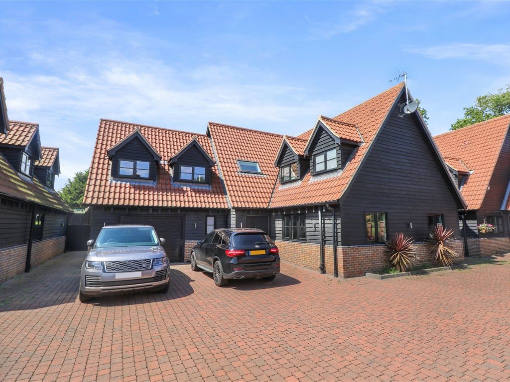 4 bed detached house to rent in London Road, Stanford Rivers, Ongar, Essex CM5, £4,000 pcm