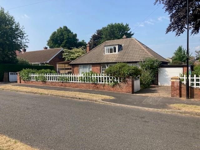 3 bed detached bungalow for sale in Ingham Road, Bawtry, Doncaster DN10, £395,000