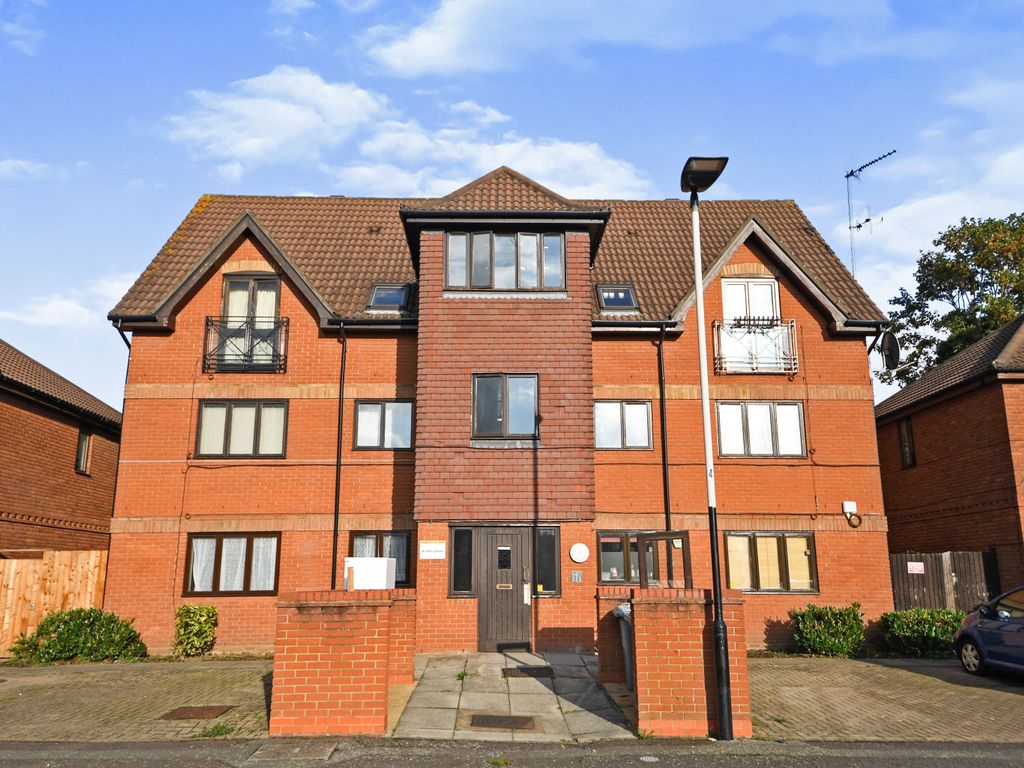 1 bed flat for sale in Grebe Close, Forest Gate, London, England E7, £180,000