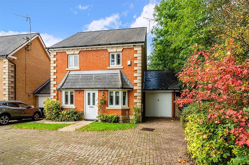 3 bed detached house for sale in Juniper Close, Oxted RH8, £650,000