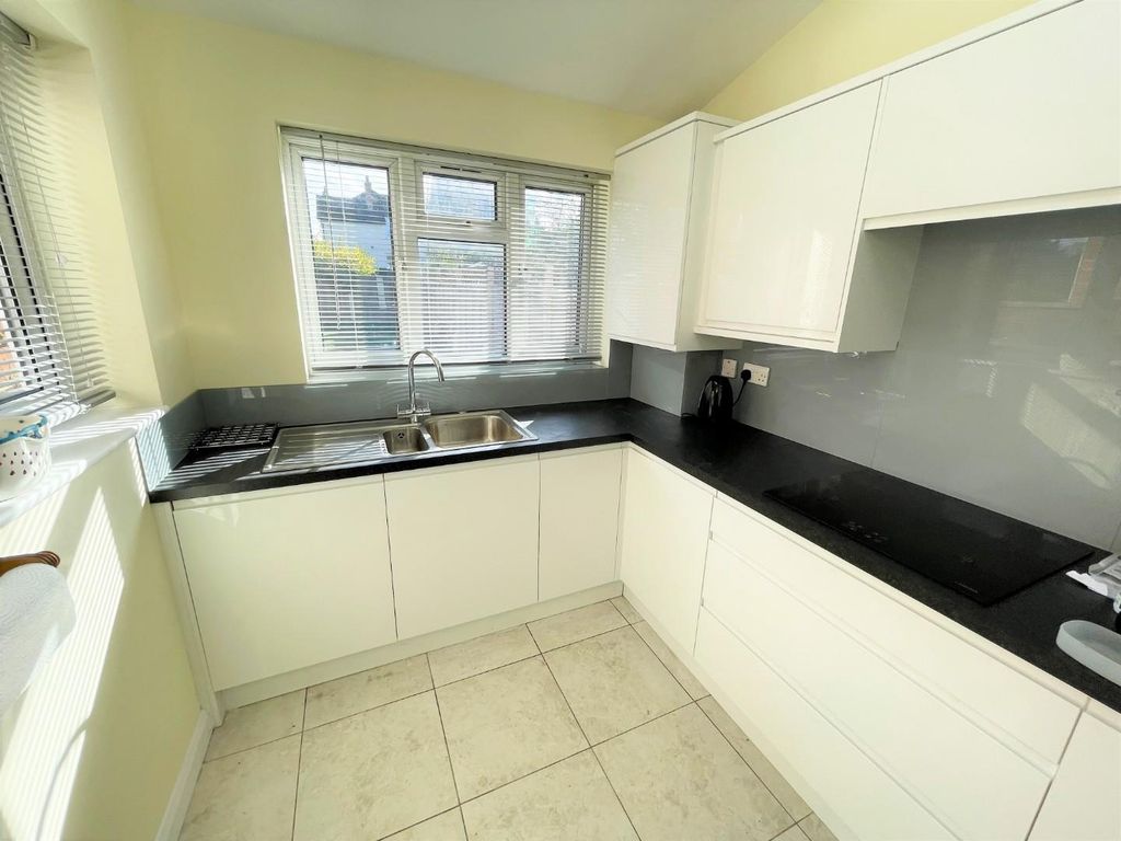 4 bed terraced house to rent in Brockenhurst Gardens, Mill Hill NW7, £3,000 pcm