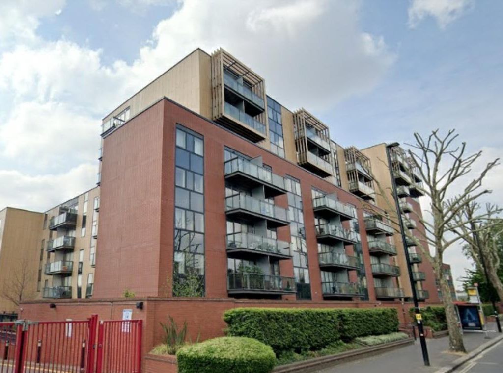 2 bed flat for sale in London Road, Isleworth TW7, £365,000