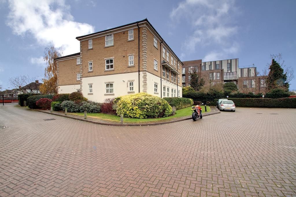 2 bed flat for sale in Lime Court, Great North Way, Hendon NW4, £365,000