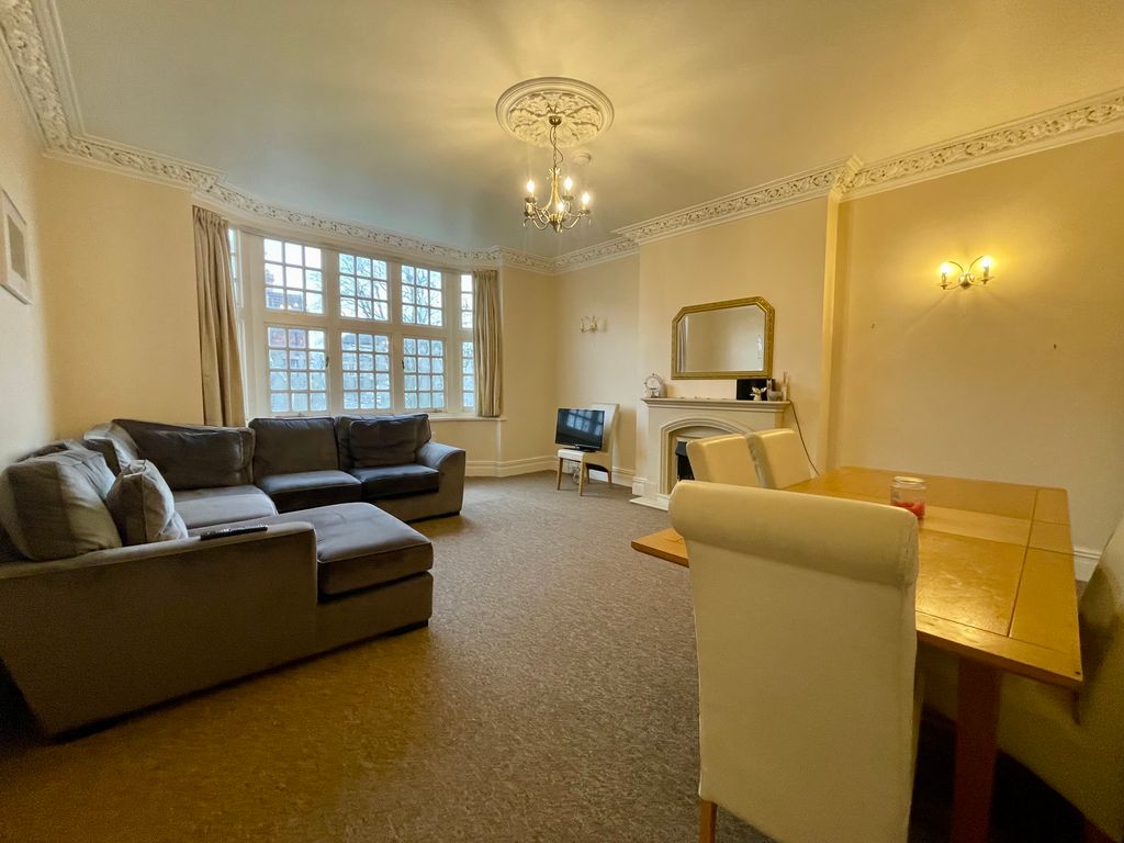 2 bed flat to rent in Downleaze, Stoke Bishop, Bristol BS9, £1,450 pcm