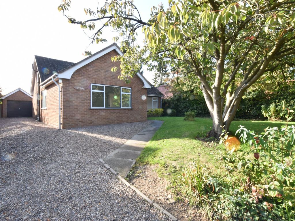 3 bed bungalow for sale in Lenchwick, Evesham, Worcestershire WR11, £435,000