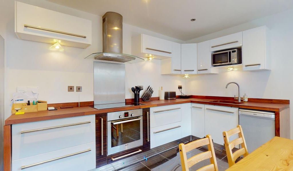 1 bed flat for sale in Larkfield Road, Richmond TW9, £525,000