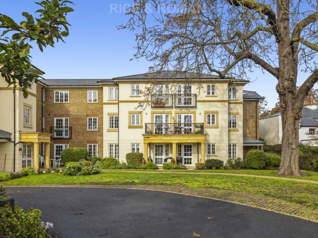 1 bed flat for sale in Gifford Lodge, Twickenham TW2, £400,000