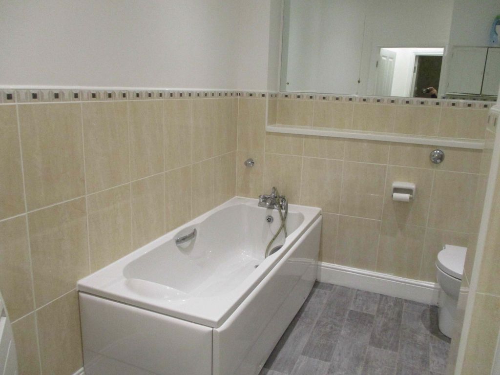 2 bed flat to rent in Swinhoe Place, Culcheth, Warrington, Cheshire WA3, £895 pcm