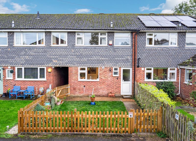 3 bed terraced house for sale in Furlong Close, Bourne End SL8, £465,000