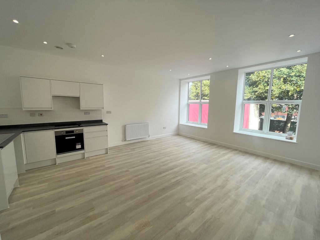 2 bed flat to rent in Shafton Lane, Leeds LS11, £925 pcm