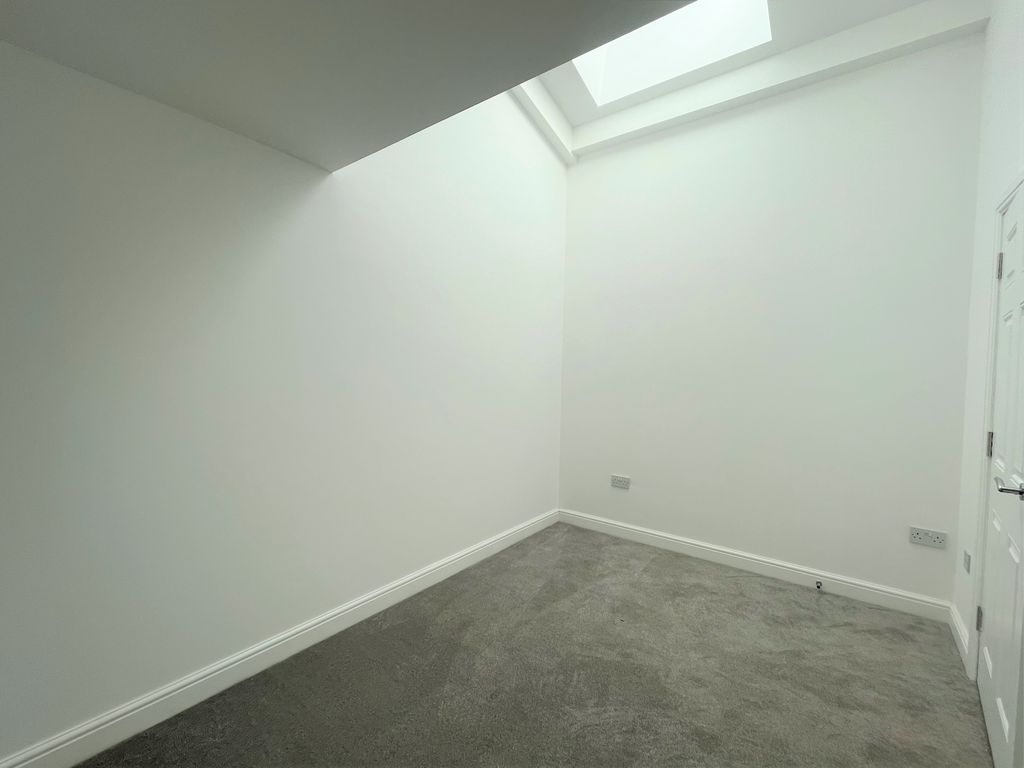 2 bed flat to rent in Shafton Lane, Leeds LS11, £925 pcm