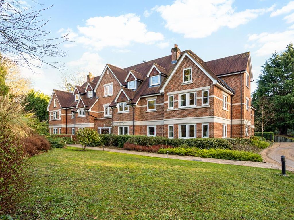 3 bed flat to rent in Lakewood, Fairmile Common, Cobham KT10, £3,500 pcm
