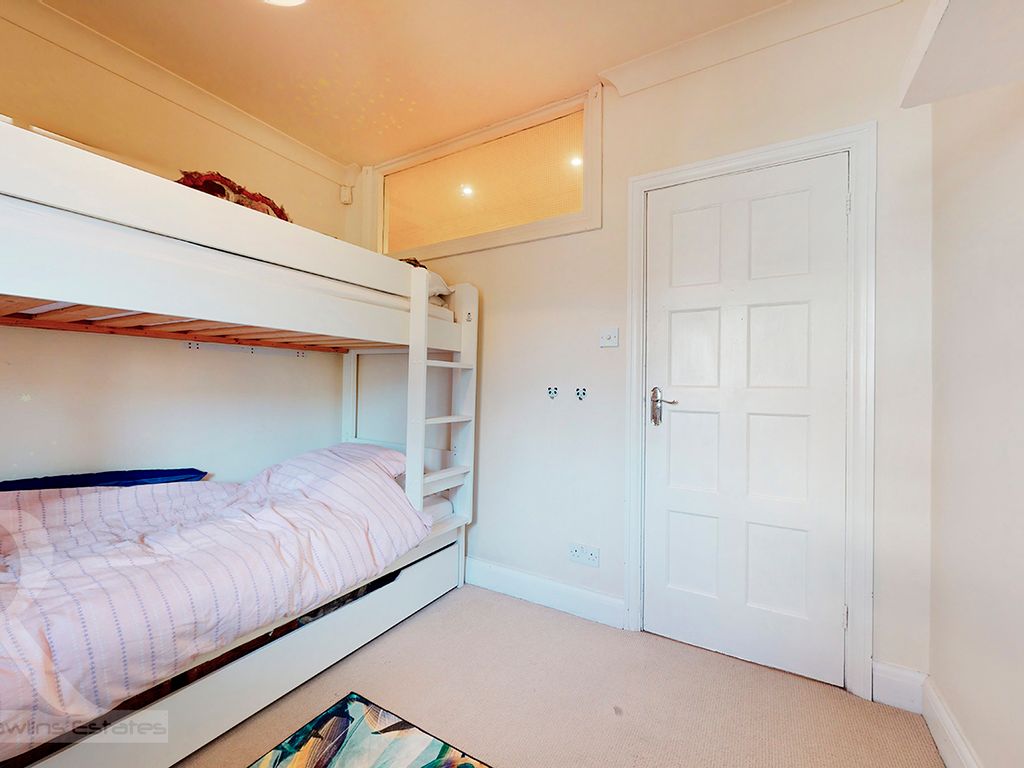 3 bed flat for sale in Stanhope Av, London N3, £650,000