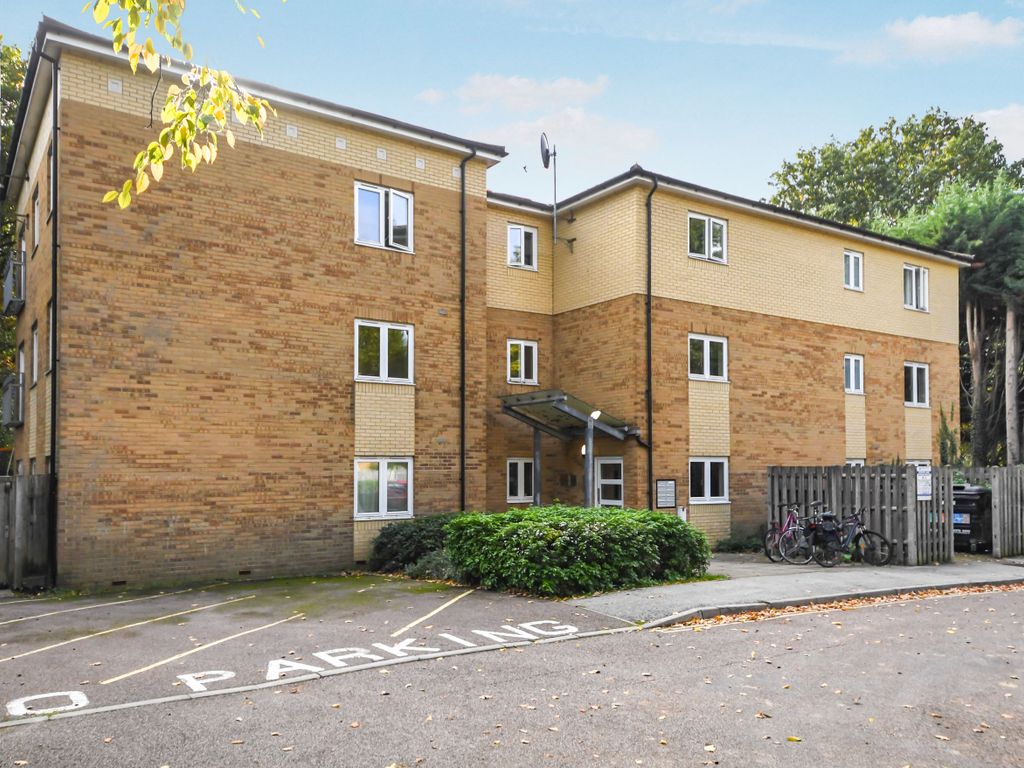 2 bed flat for sale in Pruden Close, London N14, £399,000