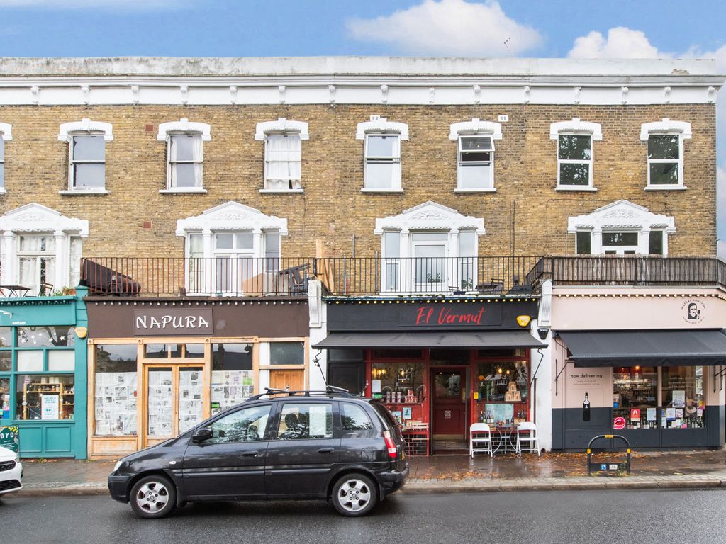 2 bed flat for sale in Nunhead Green, London SE15, £350,000