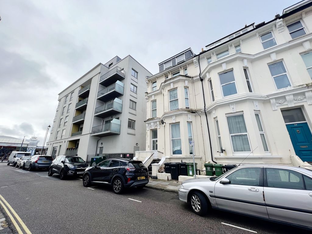 2 bed flat to rent in Alhambra Road, Southsea PO4, £900 pcm