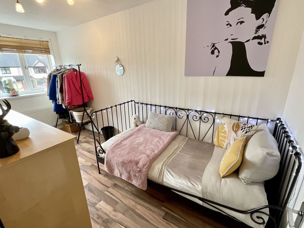 4 bed detached house for sale in Broad Lane, Essington WV11, £400,000