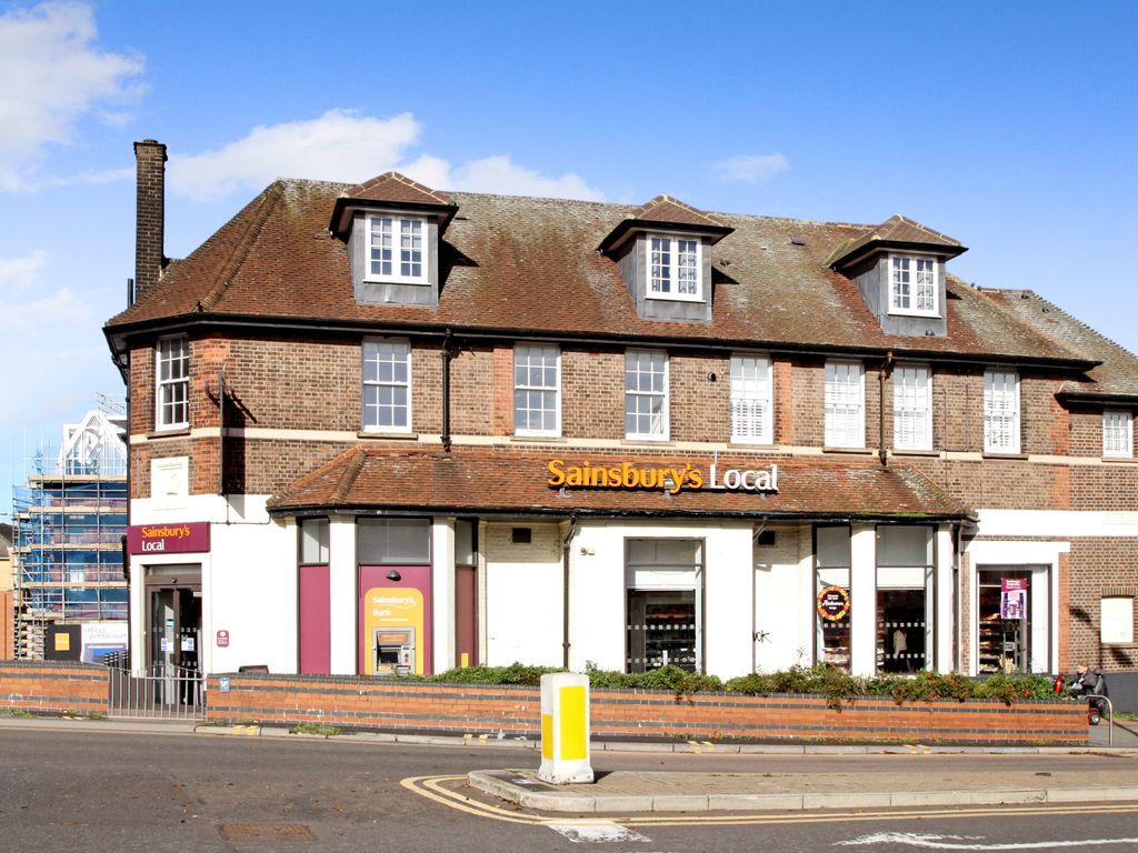2 bed flat for sale in Shenley Road, Borehamwood WD6, £350,000