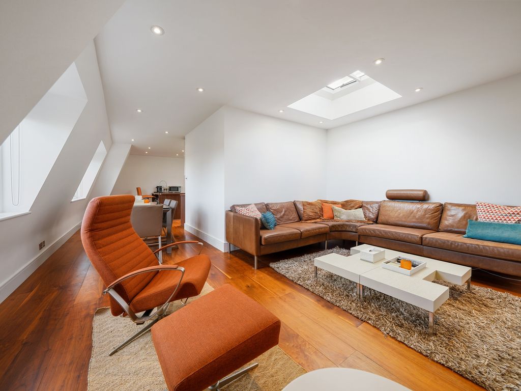 3 bed flat for sale in Wellington Court, Wellington Road, St Johns Wood NW8, £1,695,000