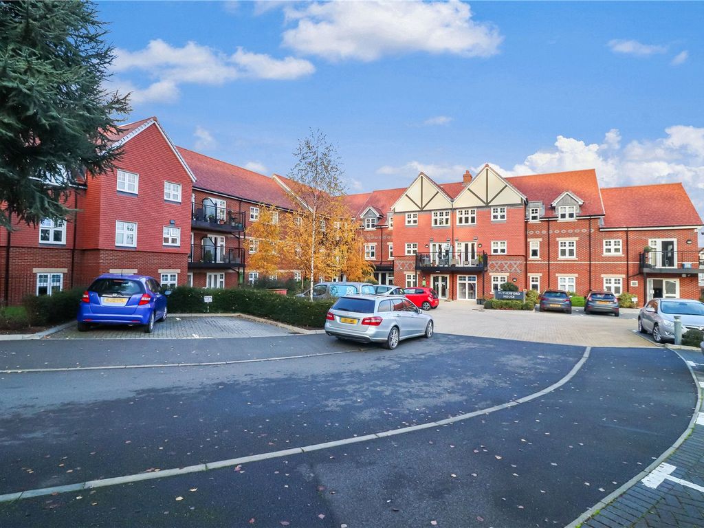 2 bed flat for sale in Rutherford House, Marple Lane, Chalfont St. Peter SL9, £484,999