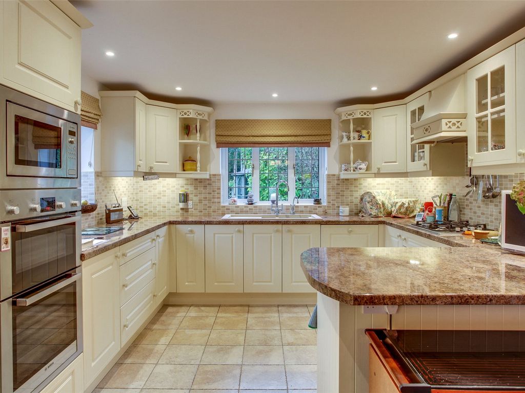 3 bed detached house for sale in Bisham Road, Marlow, Buckinghamshire SL7, £1,250,000