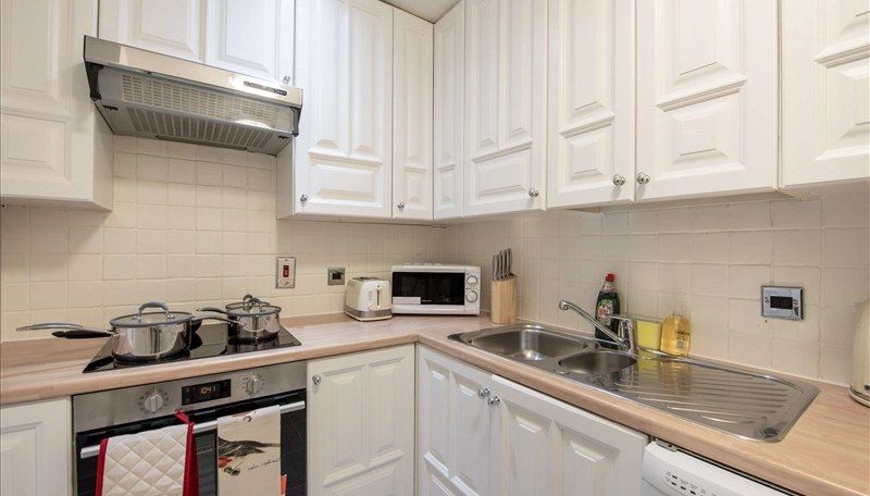 2 bed flat to rent in Somerset Court, Kensington, London W8, £4,160 pcm