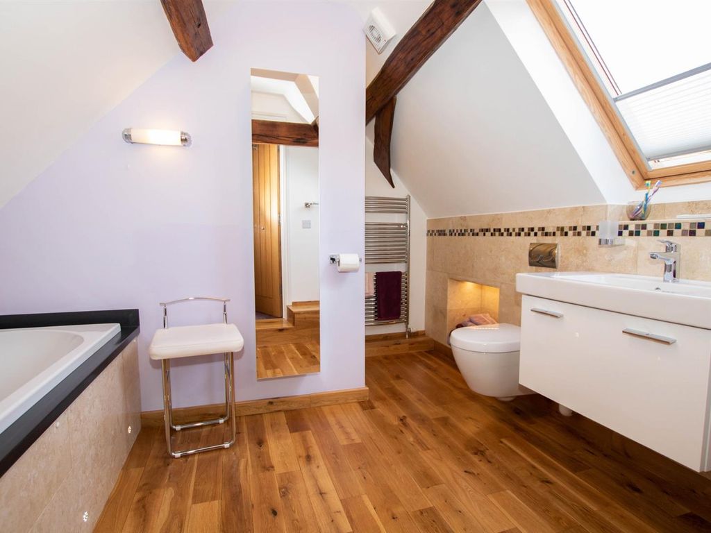 2 bed flat for sale in High Street, Saffron Walden CB10, £325,000