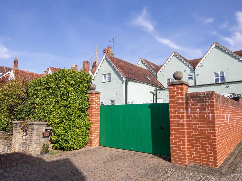 2 bed flat for sale in High Street, Saffron Walden CB10, £325,000