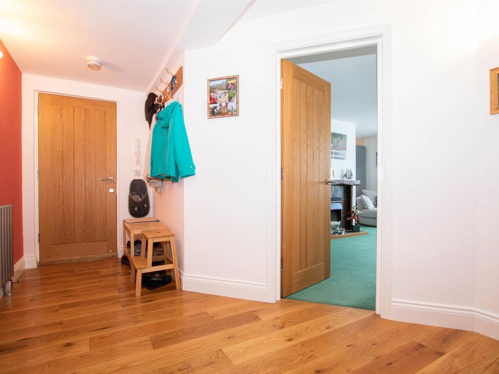 2 bed flat for sale in High Street, Saffron Walden CB10, £325,000