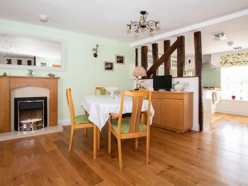 2 bed flat for sale in High Street, Saffron Walden CB10, £325,000