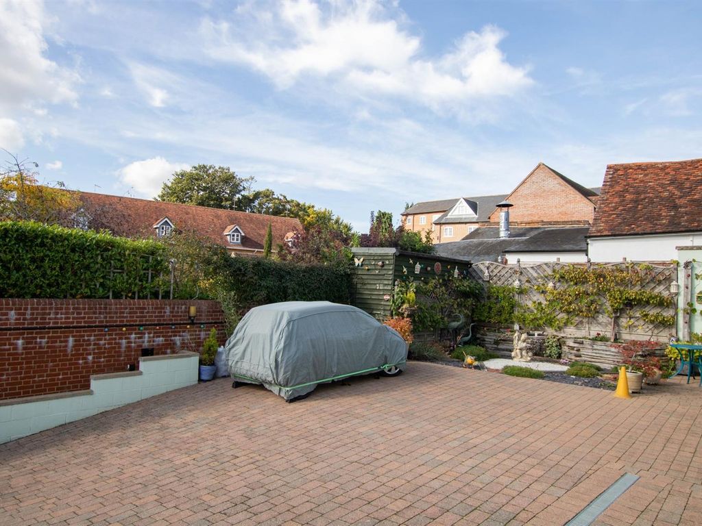 2 bed flat for sale in High Street, Saffron Walden CB10, £325,000