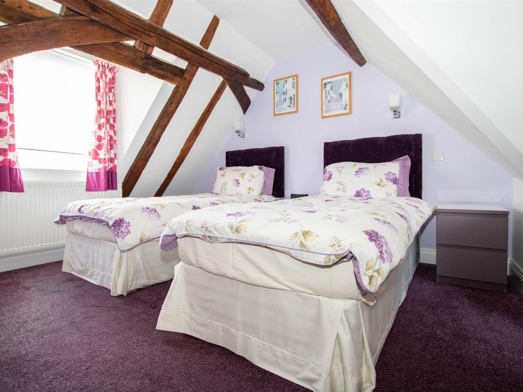 2 bed flat for sale in High Street, Saffron Walden CB10, £325,000