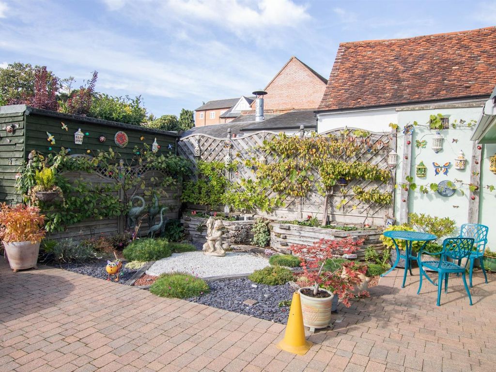 2 bed flat for sale in High Street, Saffron Walden CB10, £325,000