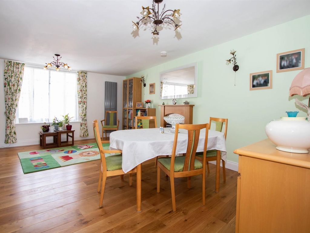 2 bed flat for sale in High Street, Saffron Walden CB10, £325,000