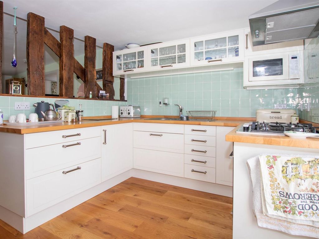 2 bed flat for sale in High Street, Saffron Walden CB10, £325,000