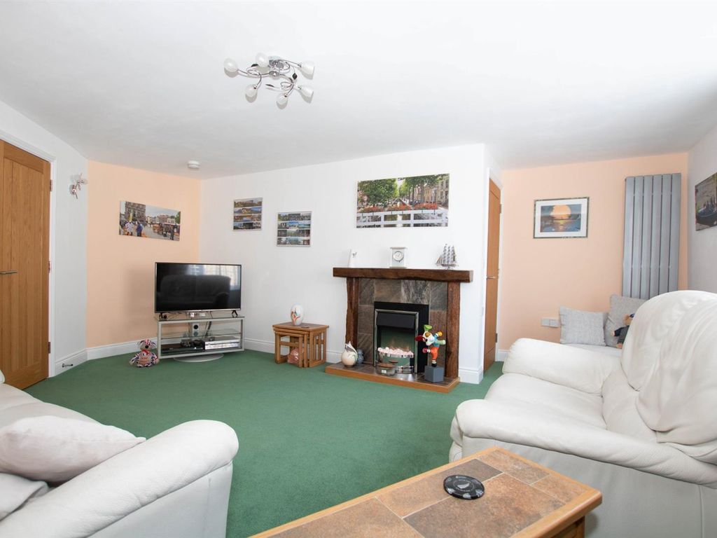 2 bed flat for sale in High Street, Saffron Walden CB10, £325,000