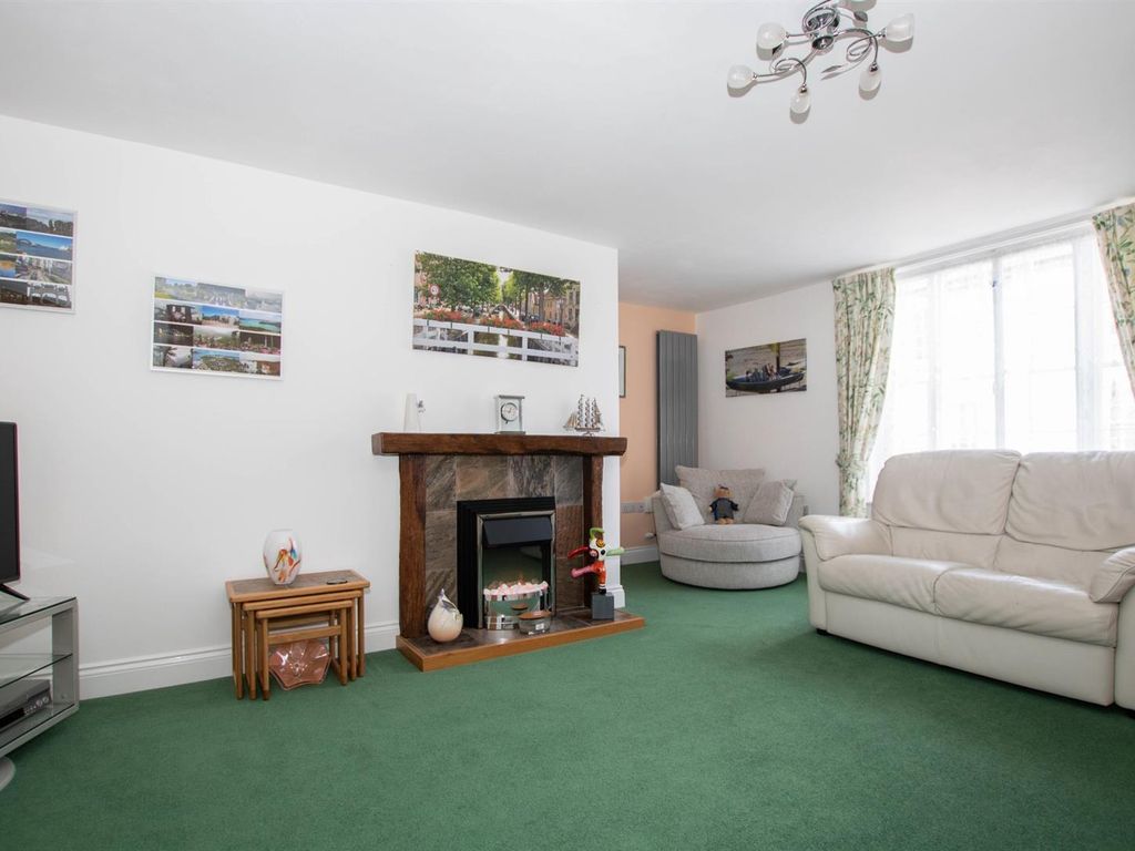 2 bed flat for sale in High Street, Saffron Walden CB10, £325,000