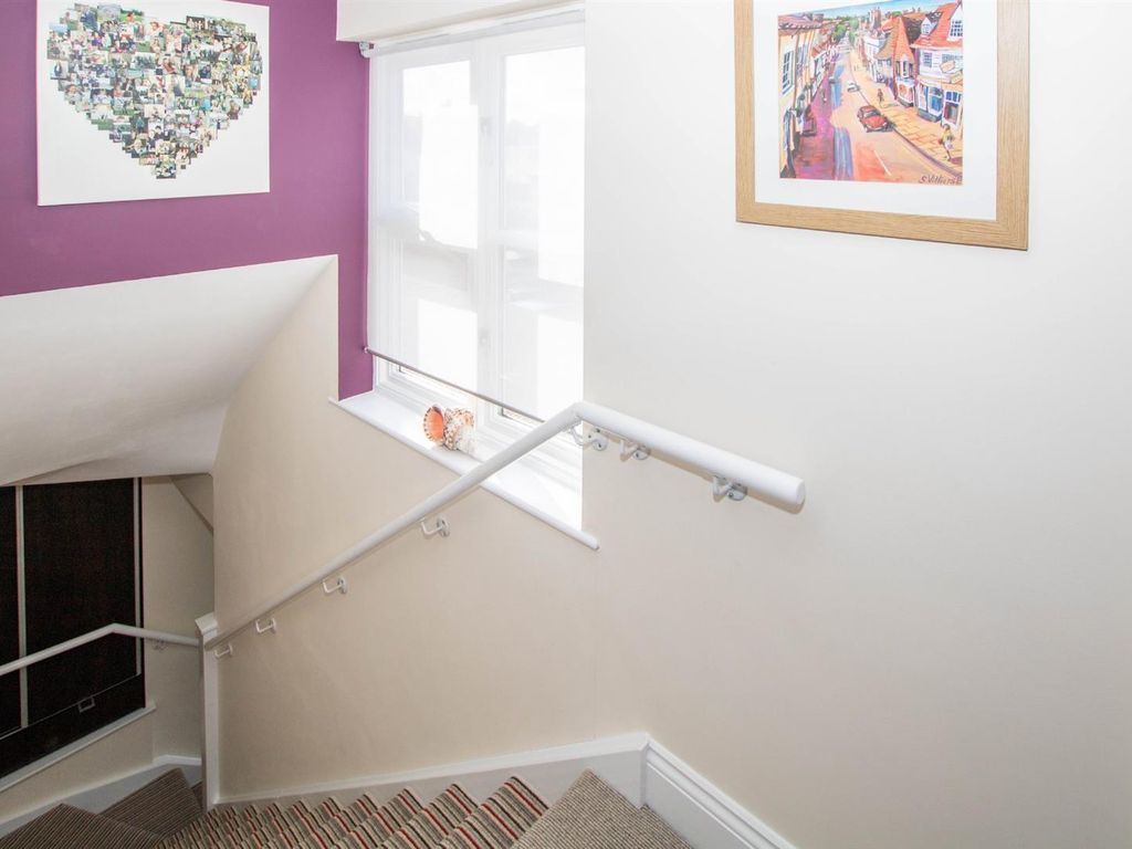 2 bed flat for sale in High Street, Saffron Walden CB10, £325,000