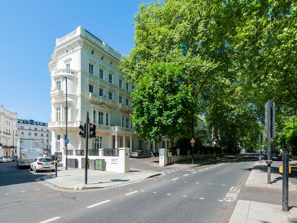 1 bed flat for sale in Westbourne Terrace, London W2, £550,000