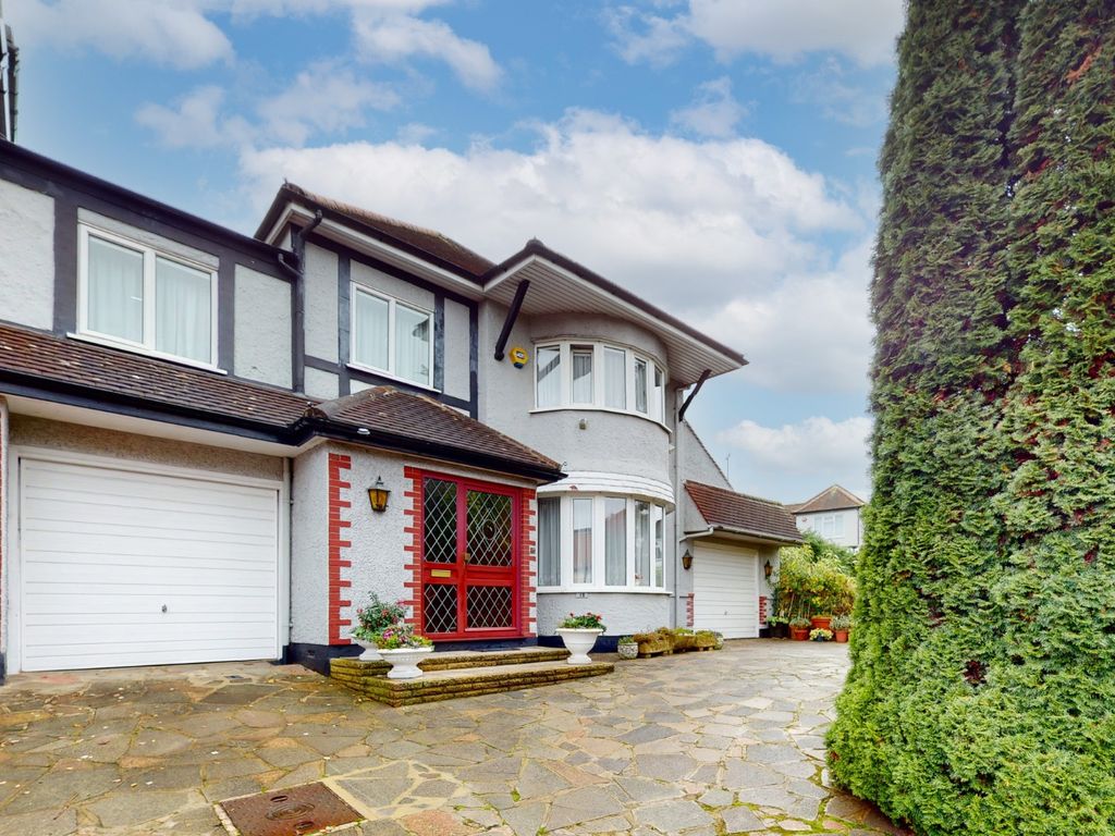 4 bed link-detached house for sale in Hendon, London NW4, £900,000