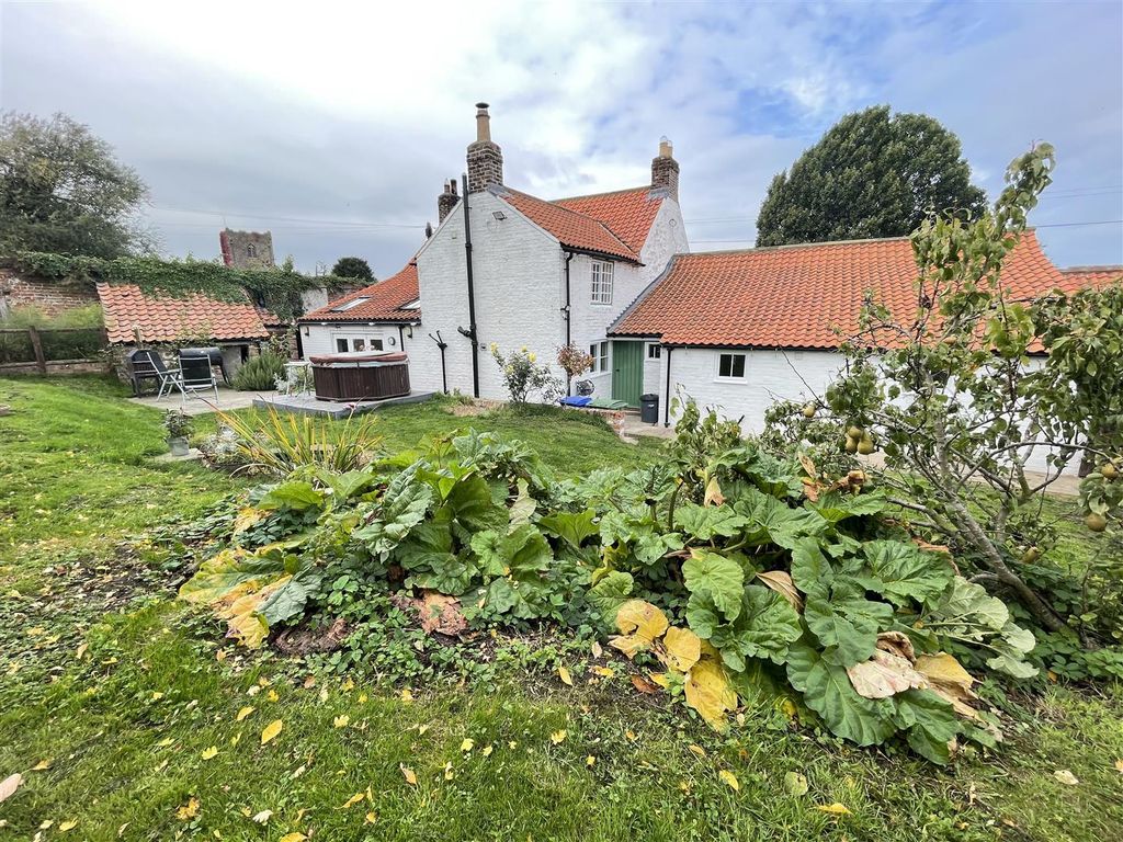 5 bed detached house for sale in Folkton, Scarborough YO11, £475,000