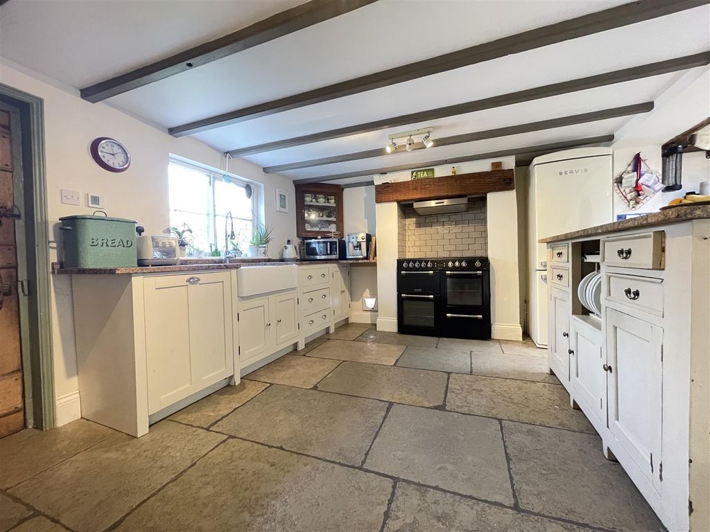 5 bed detached house for sale in Folkton, Scarborough YO11, £475,000