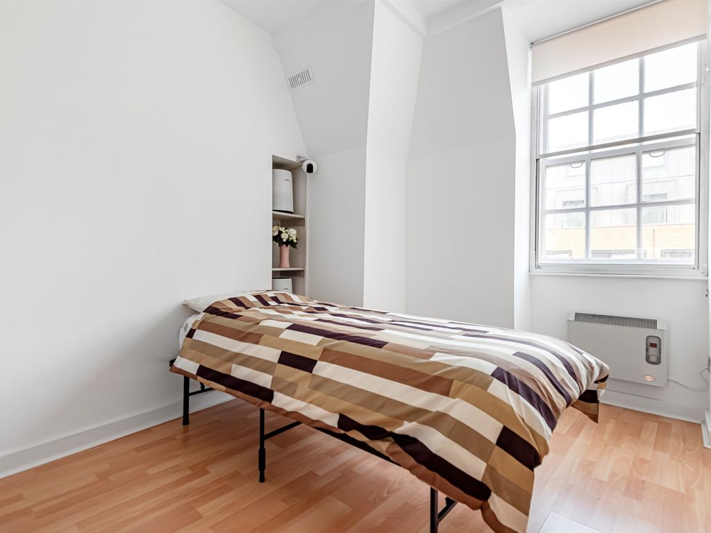 2 bed flat for sale in Shepherds Bush Road, London W6, £420,000