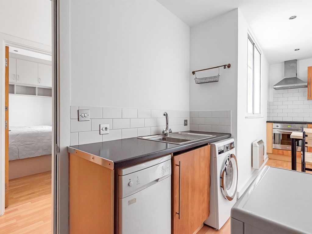 2 bed flat for sale in Shepherds Bush Road, London W6, £420,000