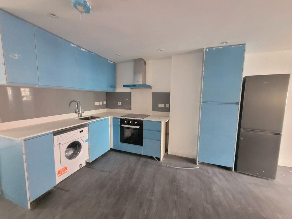 2 bed flat to rent in High Street, Slough SL1, £1,500 pcm