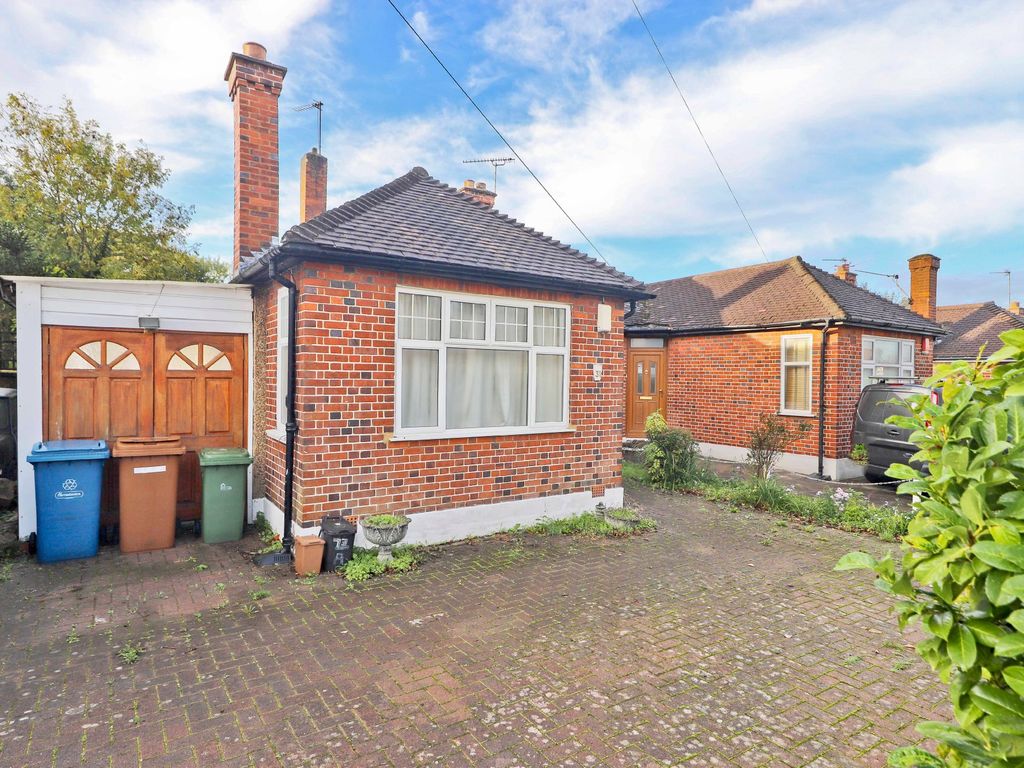 2 bed semi-detached bungalow for sale in Eastern Avenue, Pinner HA5, £550,000