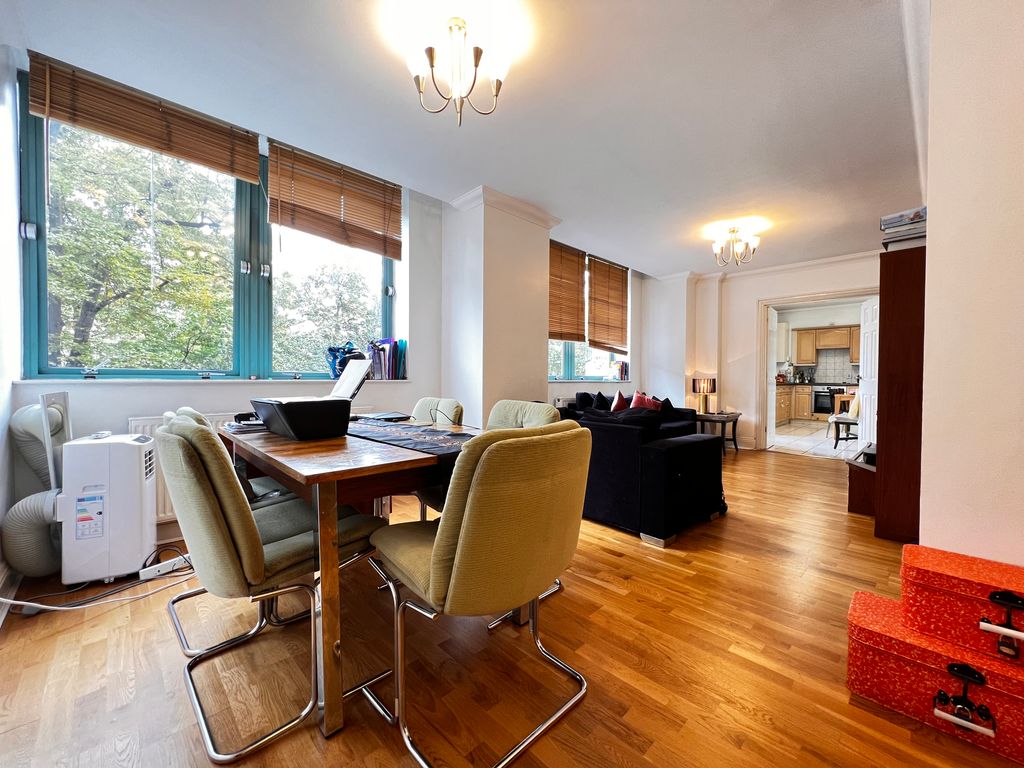 2 bed flat for sale in Kilburn High Road, Kilburn, London NW2, £525,000