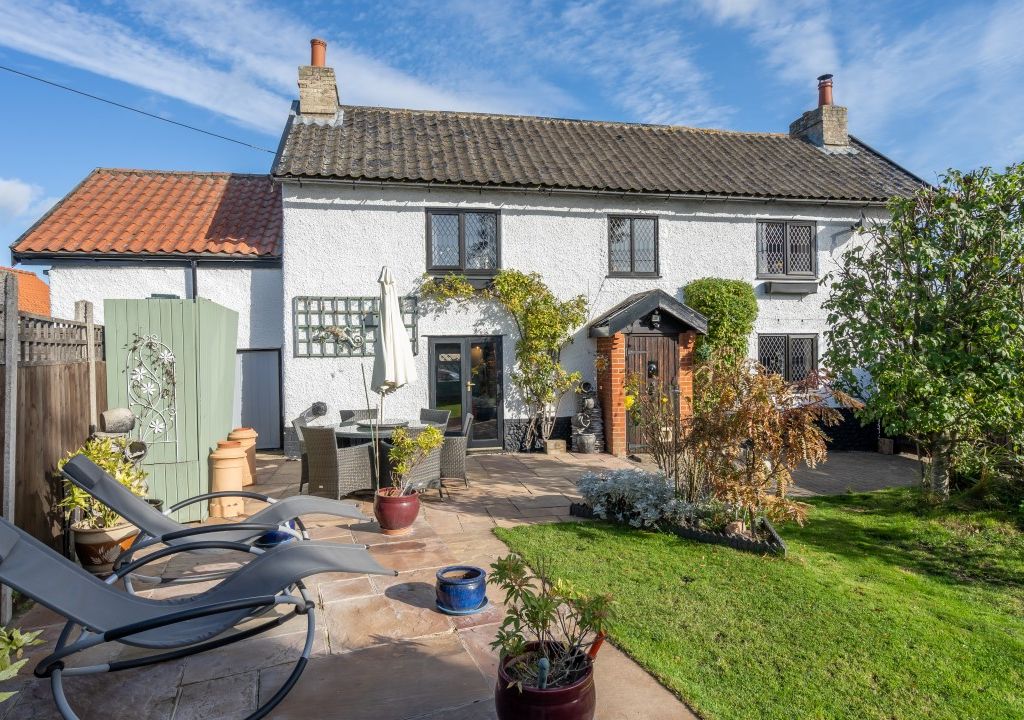 4 bed cottage for sale in Church Street, Carbrooke, Norfolk IP25, £400,000