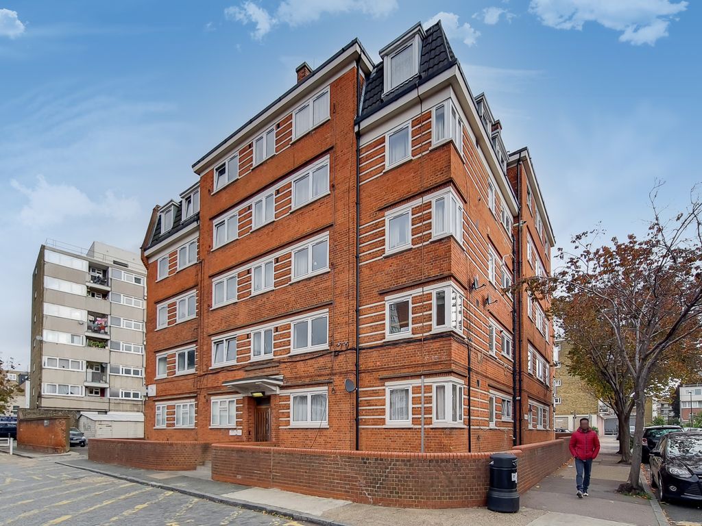 2 bed flat for sale in Bacton Street, Bethnal Green E2, £425,000
