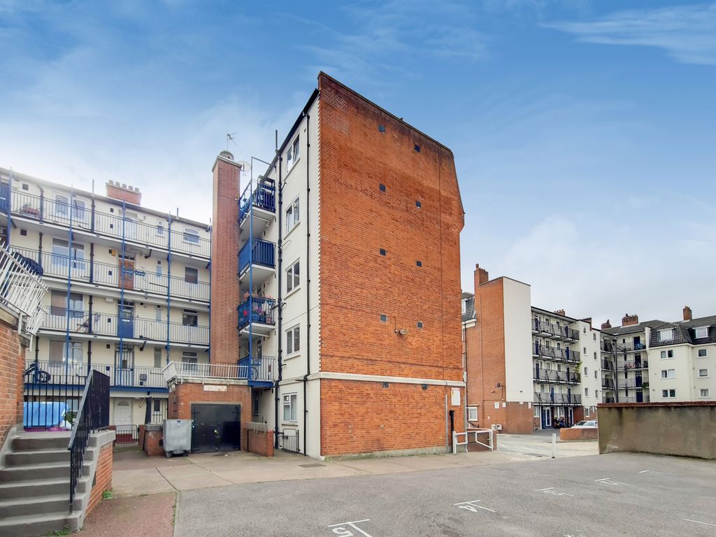 2 bed flat for sale in Bacton Street, Bethnal Green E2, £425,000